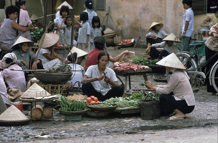 Một góc chợ cóc Hà Nội 1991.